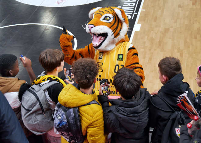 Schüler*innen mit dem Maskottchen der Tigers Tübingen