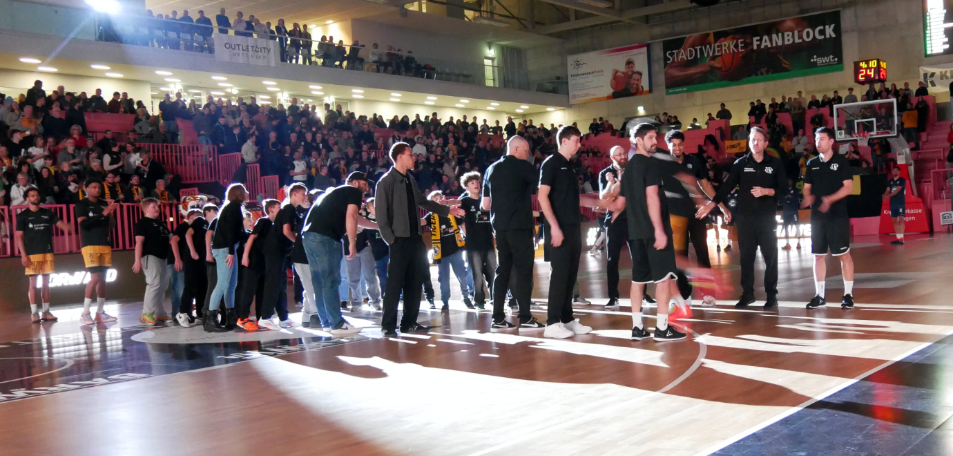 Schüler*innen der Rudolf-Leski-Schule zusammen mit den Tigers auf dem Basketball-Spielfeld