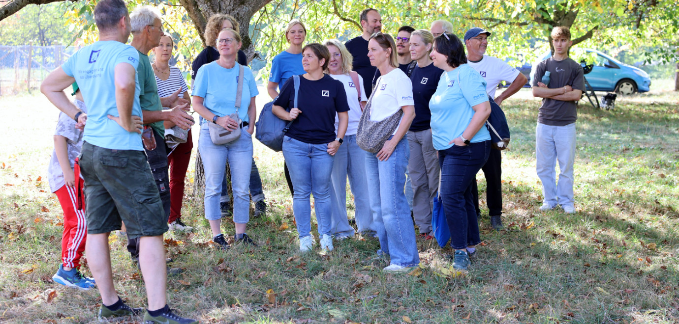 Das Team der Deutschen Bank in Tübingen im Gütle der Sophienpflege in Öschingen
