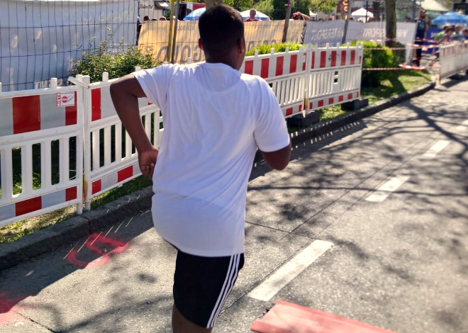 Ein Sportler der Rudolf-Leski-Schule beim Mössinger Stadtlauf 2026