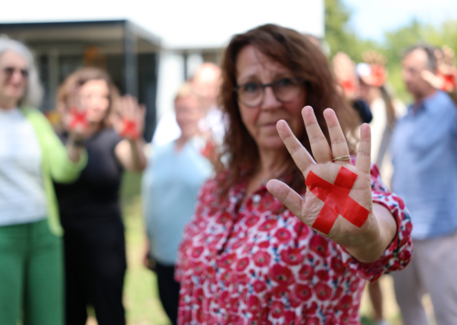 Ein rotes Kreuz als deutliches Zeichen: Nicht am Menschen sparen!